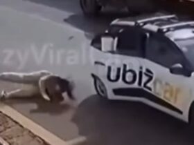 Mulher pula de carro de aplicativo em movimento após recusar pagar corrida
