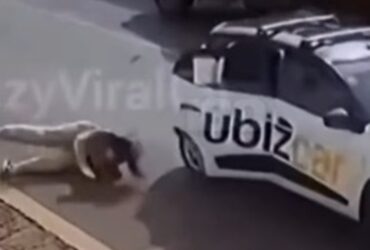 Mulher pula de carro de aplicativo em movimento após recusar pagar corrida