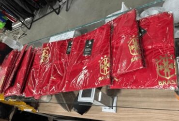 Polícia apreende camisetas vermelhas da seleção brasileira em São Paulo