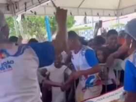 População derruba grades de proteção e avança sobre bolo de aniversário de município do Maranhão