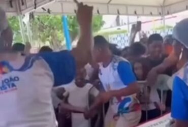 População derruba grades de proteção e avança sobre bolo de aniversário de município do Maranhão