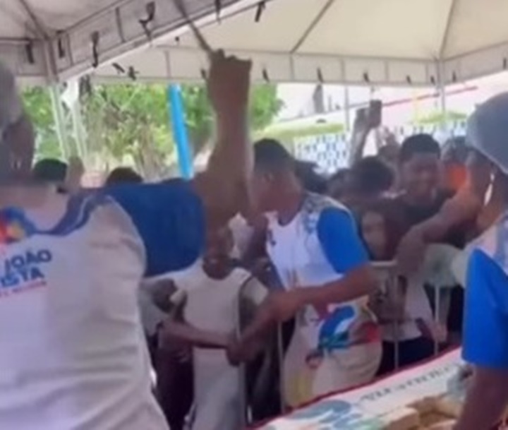 População derruba grades de proteção e avança sobre bolo de aniversário de município do Maranhão