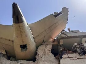 Vídeo: Avião com 242 pessoas a bordo cai na Índia