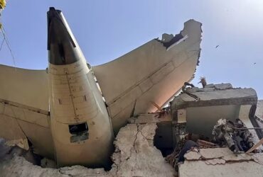 Vídeo: Avião com 242 pessoas a bordo cai na Índia