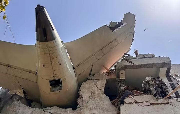 Vídeo: Avião com 242 pessoas a bordo cai na Índia